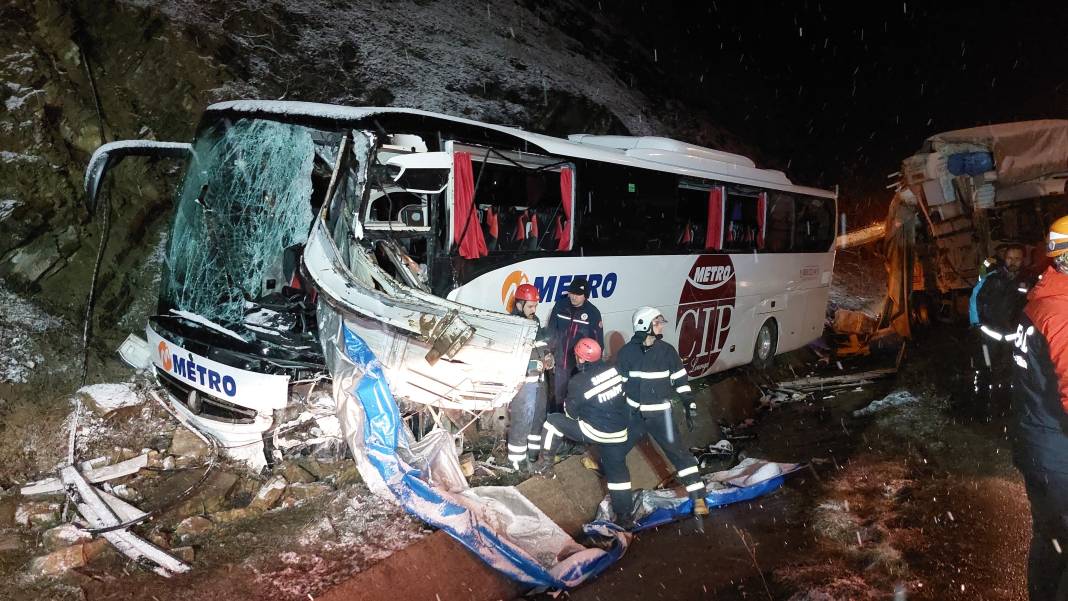 Yolcu otobüsü ile kamyon çarpıştı: Ölü ve yaralılar var 3